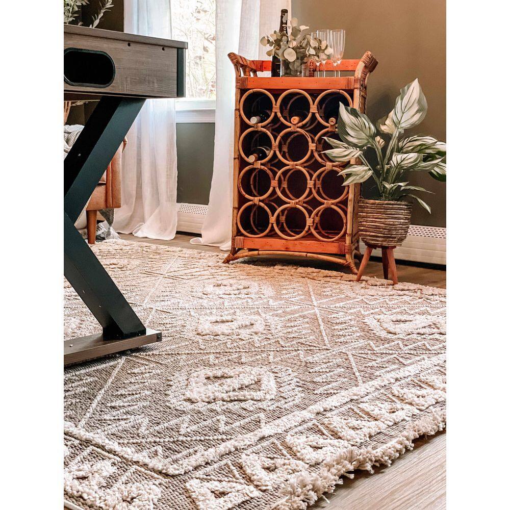Agoo 5'3" x 7' Gray and Cream High Pile Polyester Area Rug