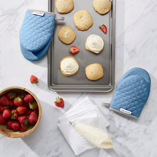 https://images.thdstatic.com/productImages/0aabab72-71db-46fc-98d9-38d4dd314515/svn/kitchenaid-oven-mitts-pot-holders-m2010402tdka-402-e1_600.jpg