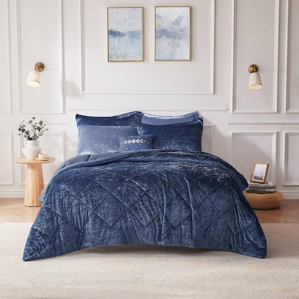Isabel (4-Piece) Navy Polyester King/California King Velvet Comforter Set with Throw Pillow