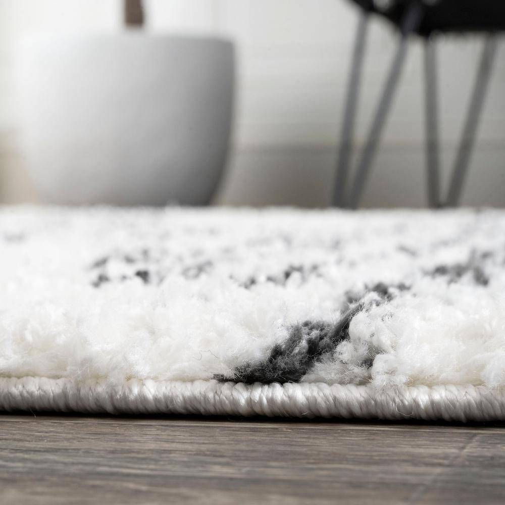 Modern Moroccan-Inspired Stripe Shag Rug 8' x 10' - Black and Ivory