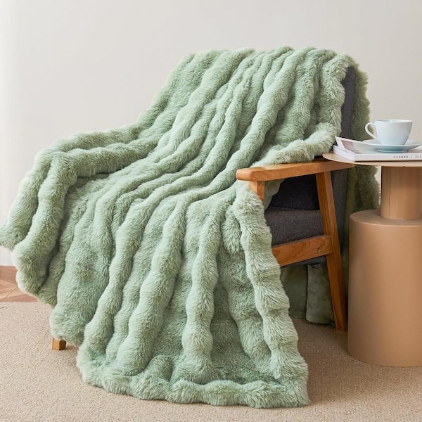 ILTB Green Faux Fur 60 in. x 80 in. Soft Cozy Fuzzy Throw Blanket for Bed