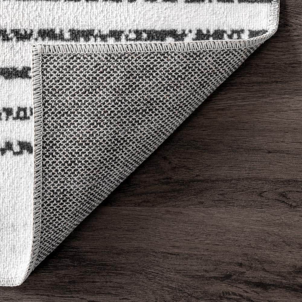Black and White Diamond Pattern Washable 4' x 6' Rug
