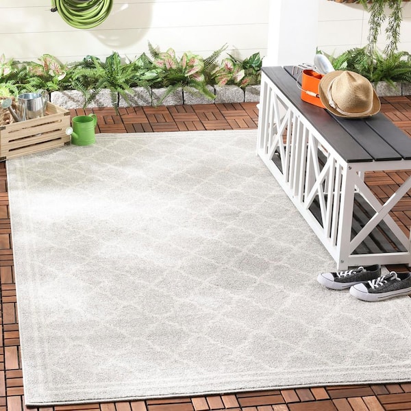 Amherst Light Gray/Beige 5 ft. x 5 ft. Square Multi-Trellis Border Area Rug
