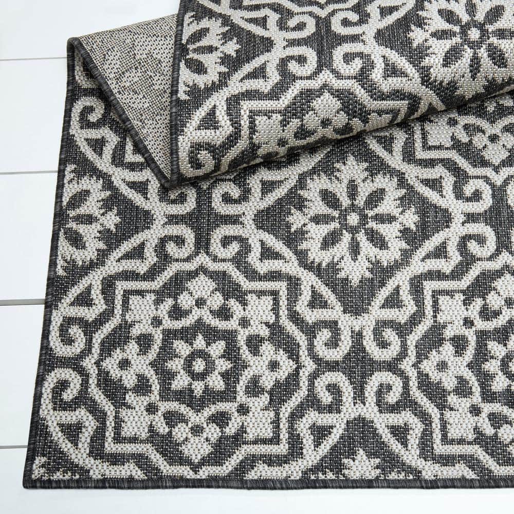 Danica 5'2" x 7'2" Black/Gray Synthetic Medallion Area Rug