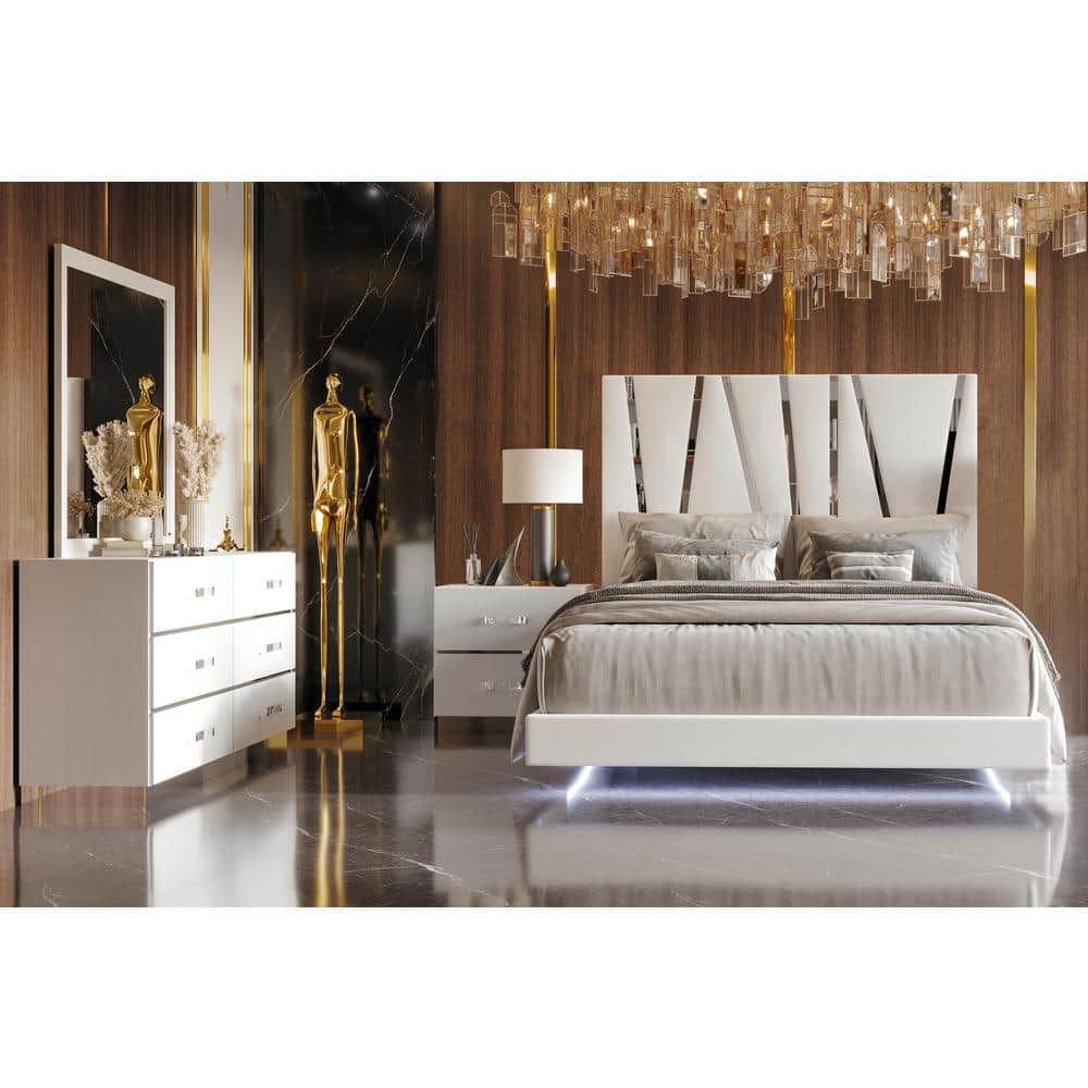 New Classic Furniture Europa 4-piece White California King Wood Bedroom Set (Bed/Dresser/Mirror/Nightstand) price history on PriceWatchPro