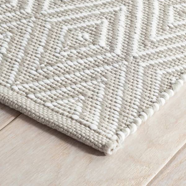 Diamond Handwoven Platinum/White 4 ft. x 6 ft. Outdoor Area Rug