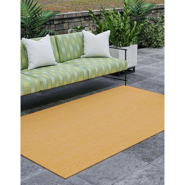 Outdoor Solid Corn Harvest Yellow 7 ft. 1 x 11 ft. Area Rug
