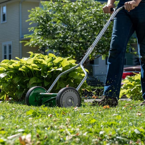 Garden Gear Manual Lawnmower Hand Push Mower Grass Cutter with Rear Roller  & 17 Litre Grass Collection Bag : : Garden