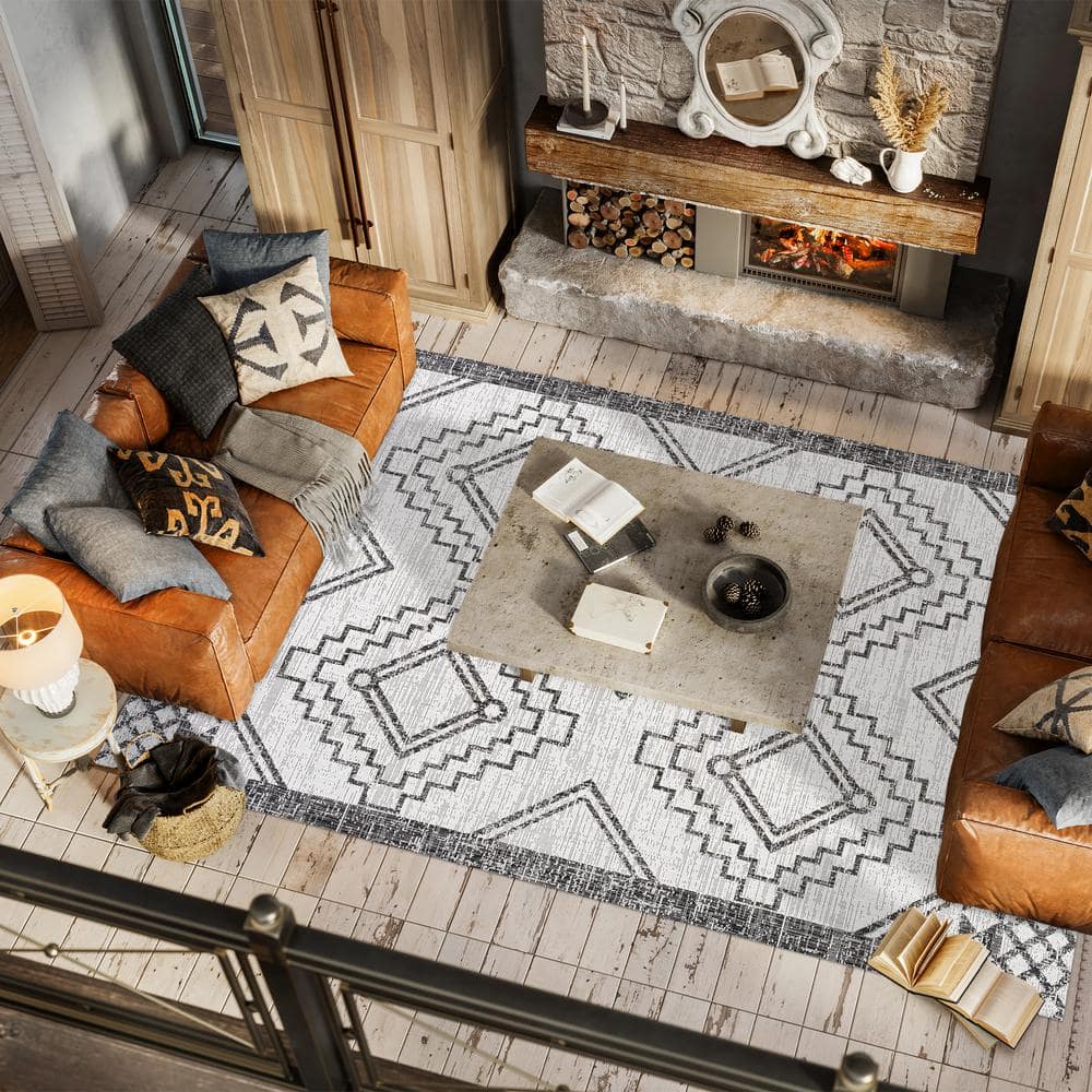 Ivory/Black Geometric Synthetic 3x5 Indoor/Outdoor Area Rug