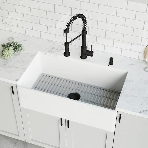 https://images.thdstatic.com/productImages/0ee0172c-76f7-55fd-b5fb-0edb187063ae/svn/matte-white-vigo-farmhouse-kitchen-sinks-vg84002-1d_600.jpg
