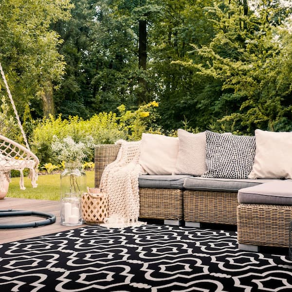 Courtyard Black/Beige 8 ft. x 8 ft. Round Geometric Indoor/Outdoor Patio  Area Rug