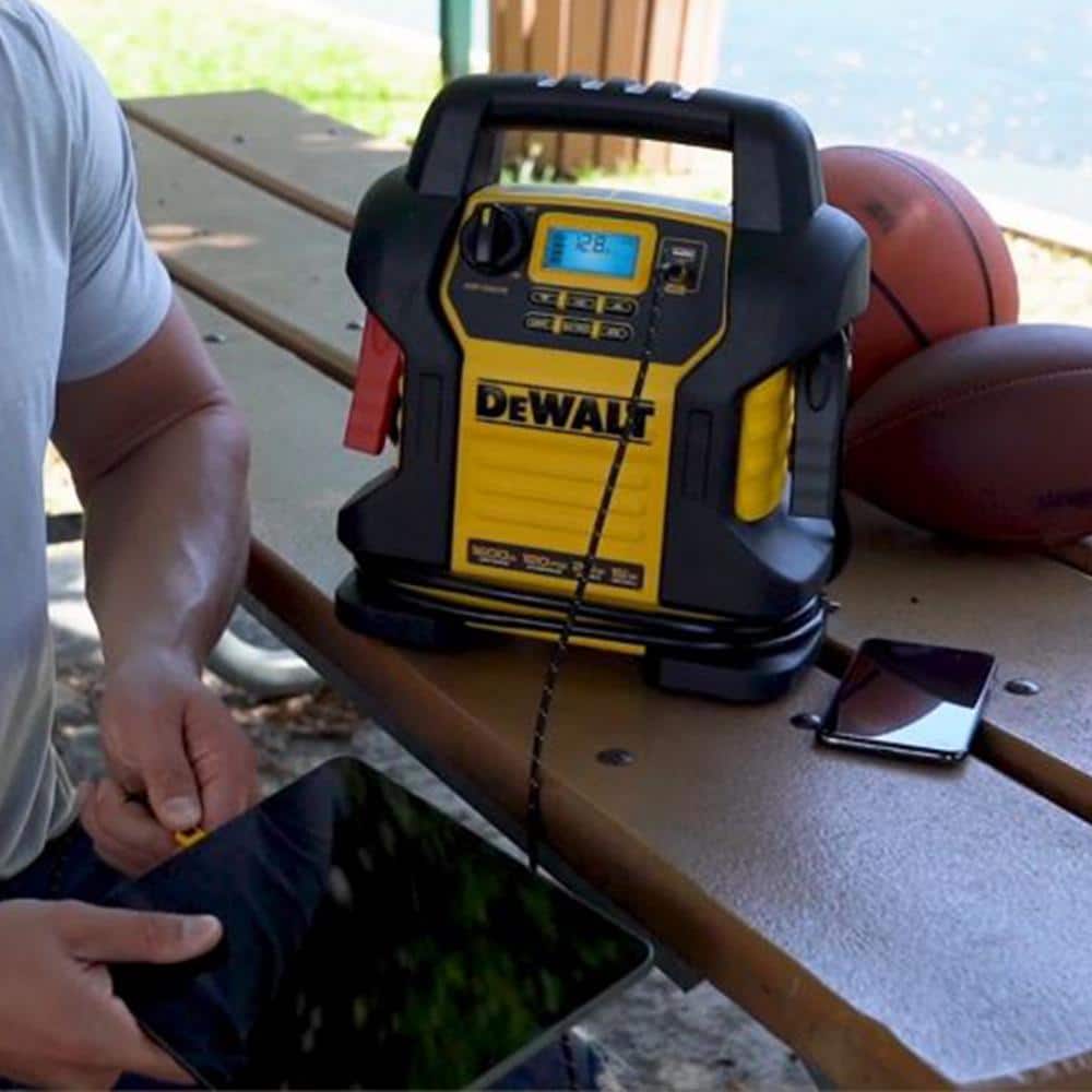DeWalt 1600 Peak Amp Yellow and Black Jump Starter with Digital Compressor