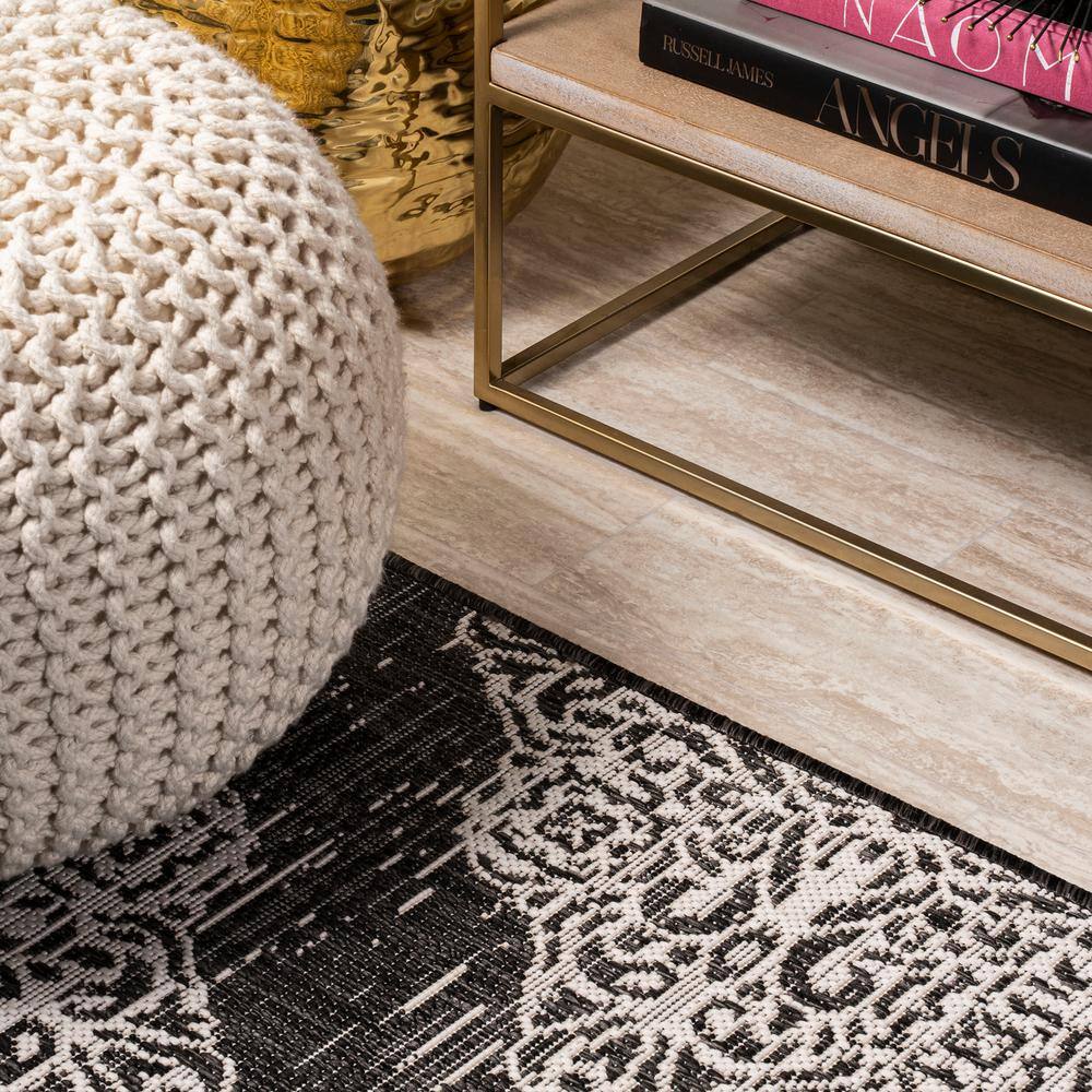 Tuscany Vintage Medallion Black/Ivory Synthetic Area Rug