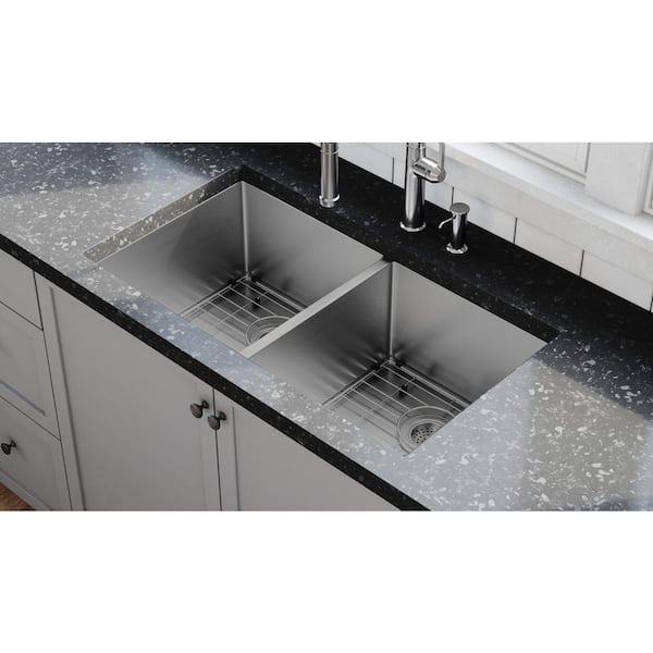 33 in. Undermount Double Bowl 16-Gauge Black Stainless Steel Kitchen Sink Under Counter Kitchen Basin with Bottom Grids