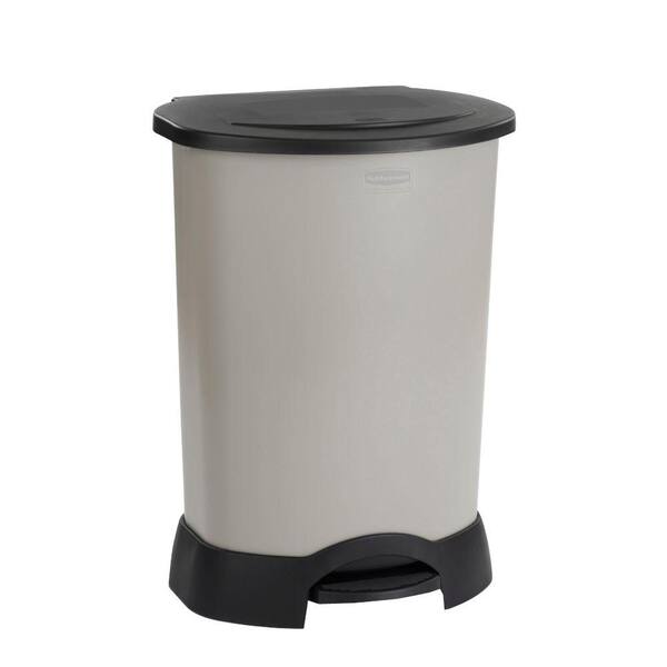 Rubbermaid Commercial Products 30 Gal. Light Platinum Step-On Trash Can