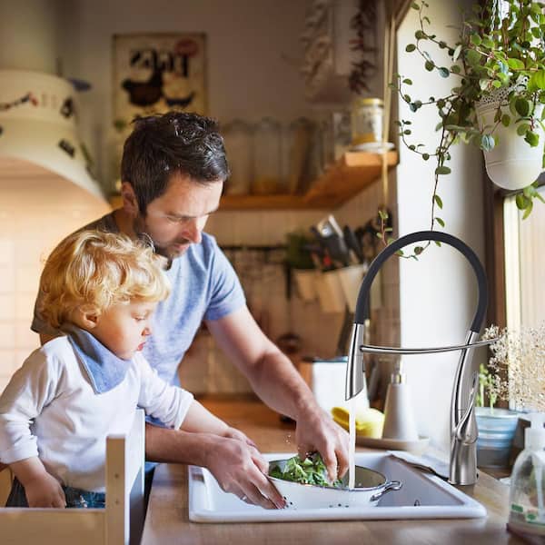 19.9 Magnetic 360 ° Spout Swivel Pull Down Sprayer Kitchen Faucet with Deckplate and Supply Line in Brushed Nickel