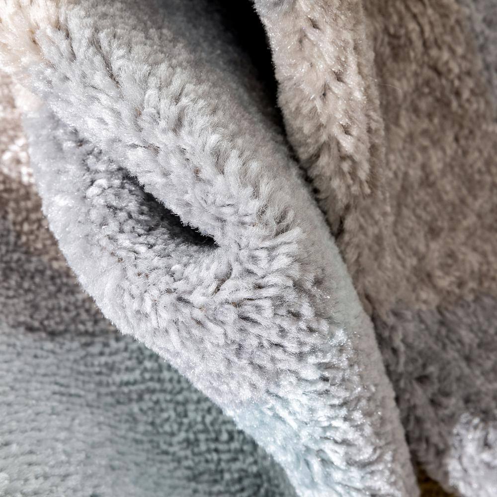 Nova Gray Geometric 5' x 7' Synthetic Area Rug