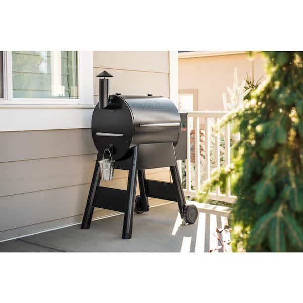  Traeger Grills Pro Series 575 Wood Pellet Grill and Smoker,  Black, Large & Char-Broil 8666894 SAFER Replaceable Head Nylon Bristle Grill  Brush with Cool Clean Technology, One Size : Patio