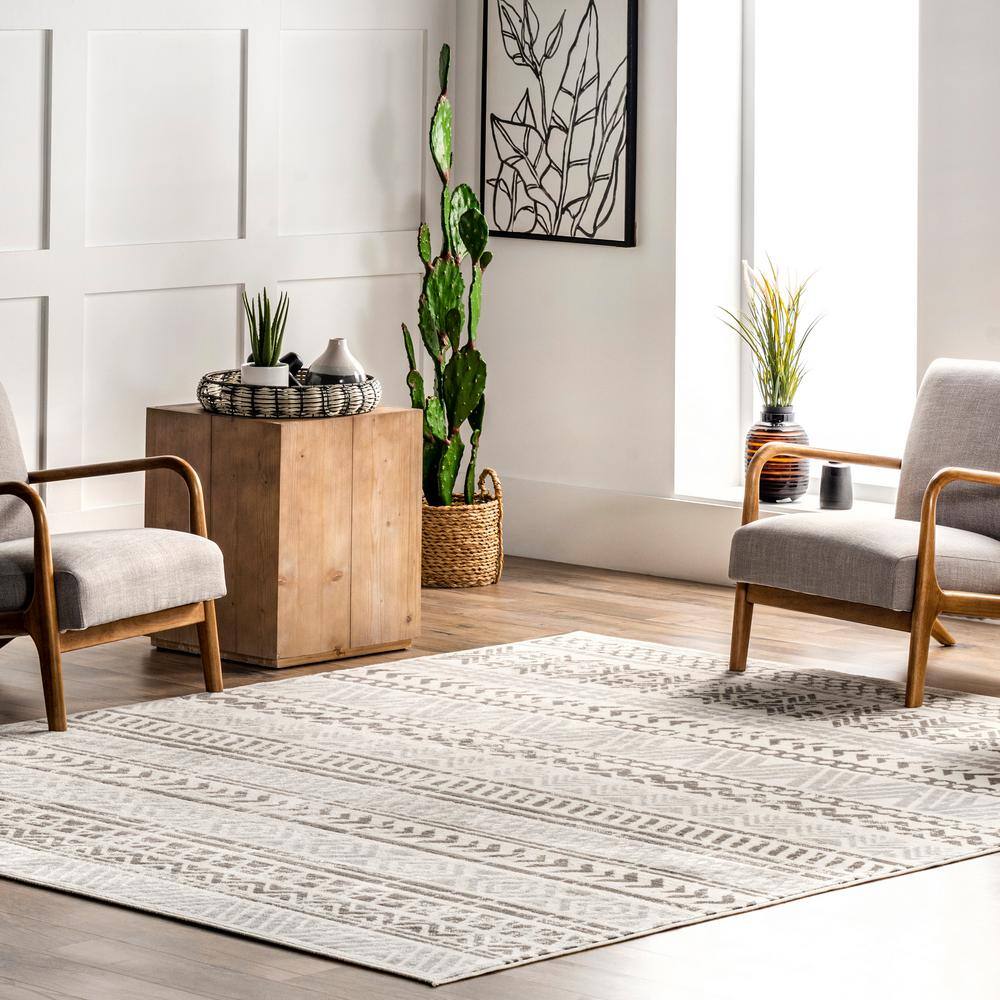 Modern Light Grey Tribal Motif 5' x 8' Synthetic Area Rug