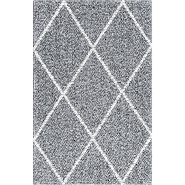 2' X 3' Ivory Or Grey Diamond Pattern Accent Rug 2' X 3' Ivory Or Grey Diamond Pattern Accent Rug