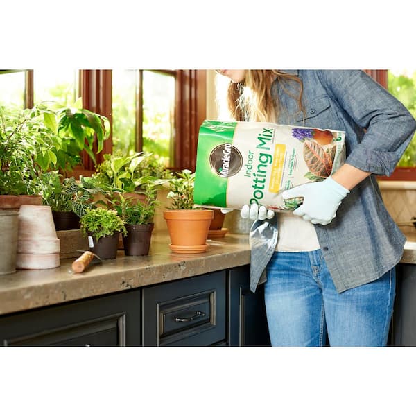 https://images.thdstatic.com/productImages/111f8849-5ef0-4fff-9926-f975be305e63/svn/miracle-gro-potting-soil-vb3000551-c3_600.jpg