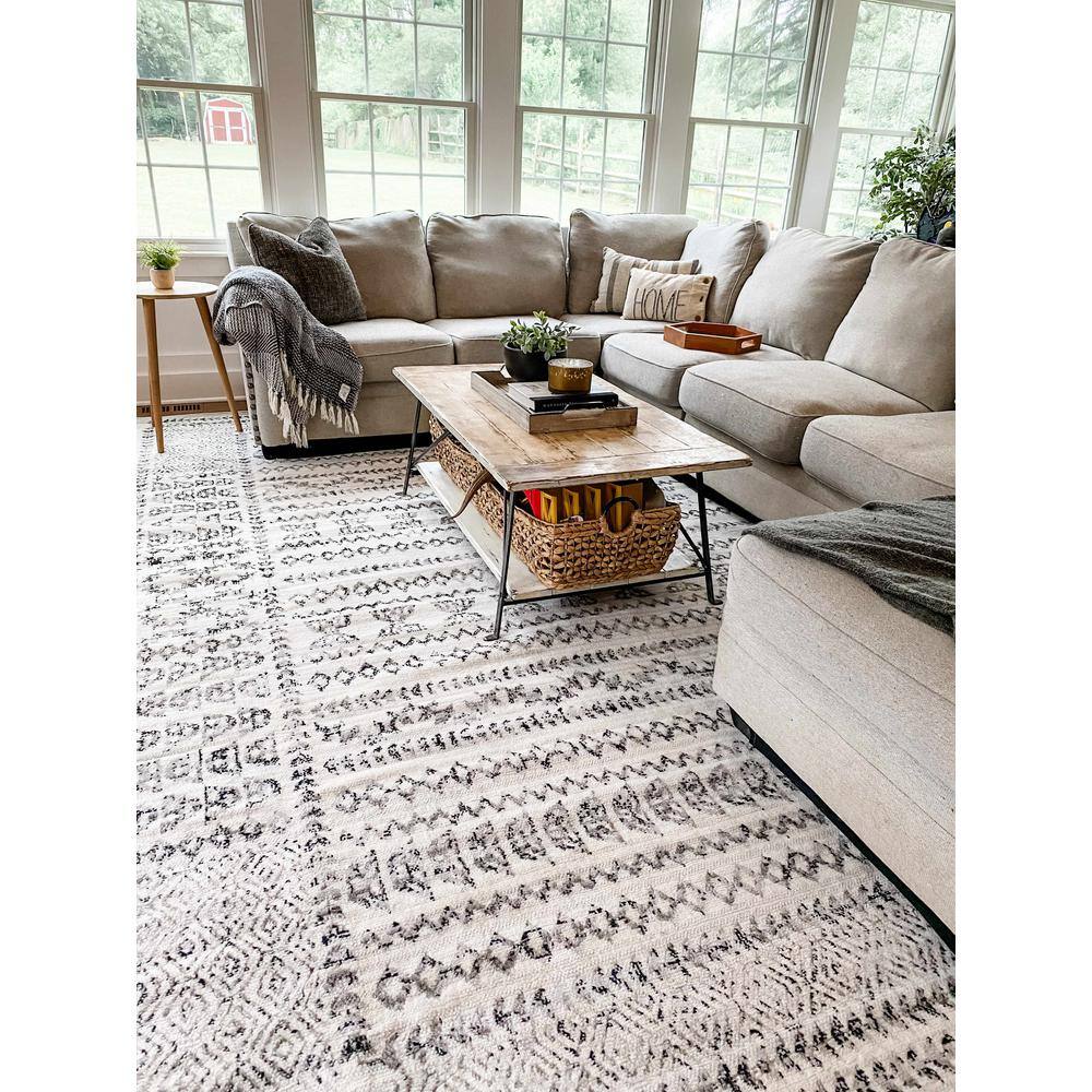 Gray and Off-White 5' x 7' Synthetic Rectangular Area Rug