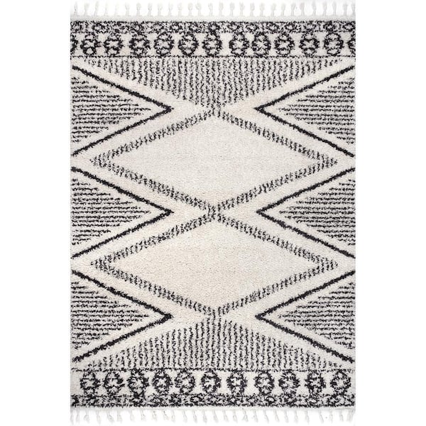 nuLOOM Cassia Moroccan Diamond Shaggy Tassel Off White 5 ft. 3 in. x 7 ft. 7 in. Indoor Area Rug