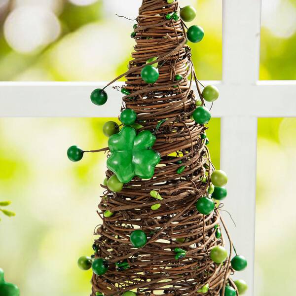 Glitzhome 16 in. H St. Patrick's Rattan Shamrock and Berries Table