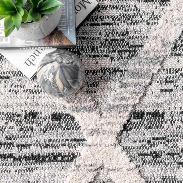 https://images.thdstatic.com/productImages/12737800-da99-4171-84d3-5e56c10dd509/svn/gray-nuloom-area-rugs-kklr15a-71001010-4f_600.jpg