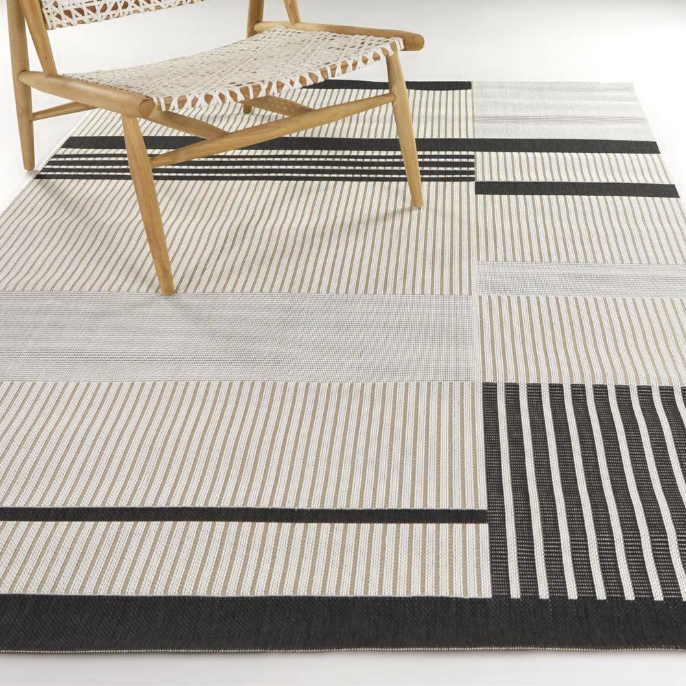 Charcoal and Beige Geometric Synthetic Indoor/Outdoor Rug 5'3" x 7'