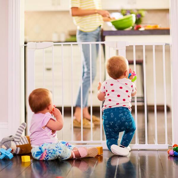 Munchkin 29 5 In Auto Close Metal Baby Gate The Home Depot