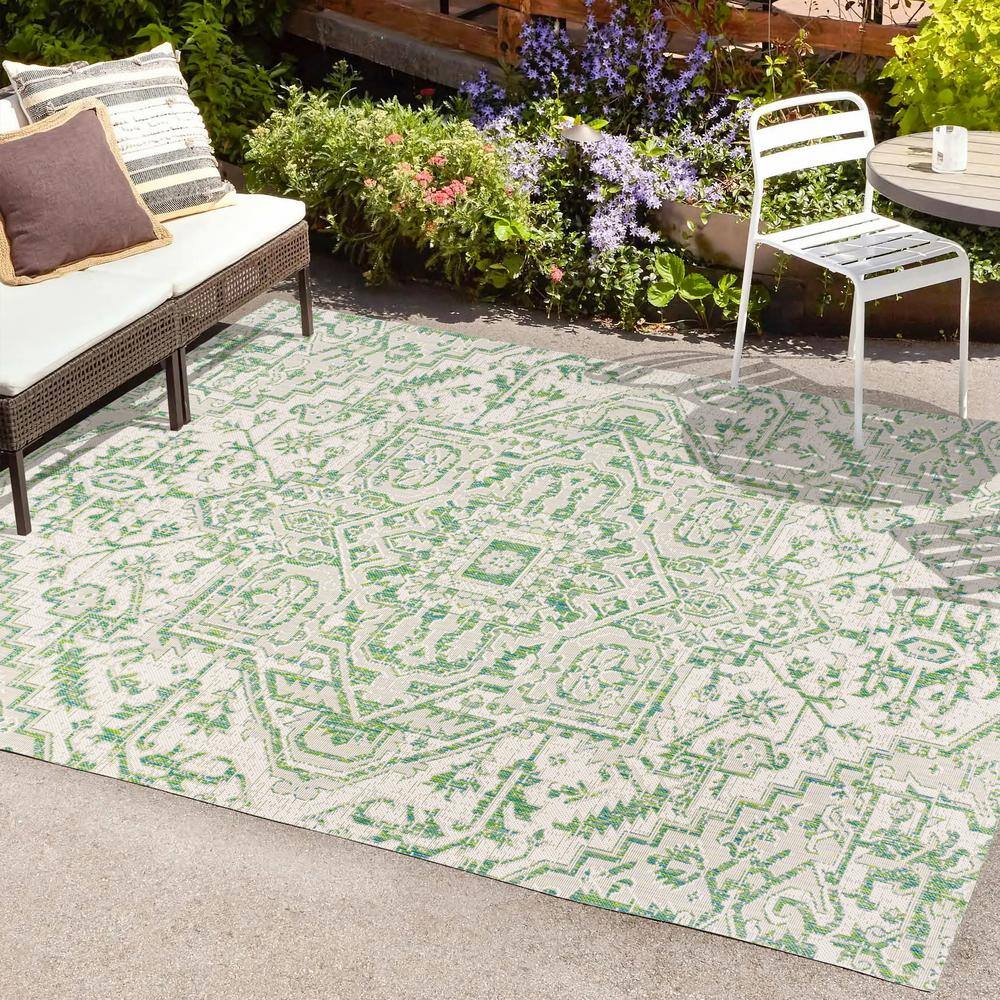Estrella Green and Cream Synthetic Medallion 4' x 6' Area Rug