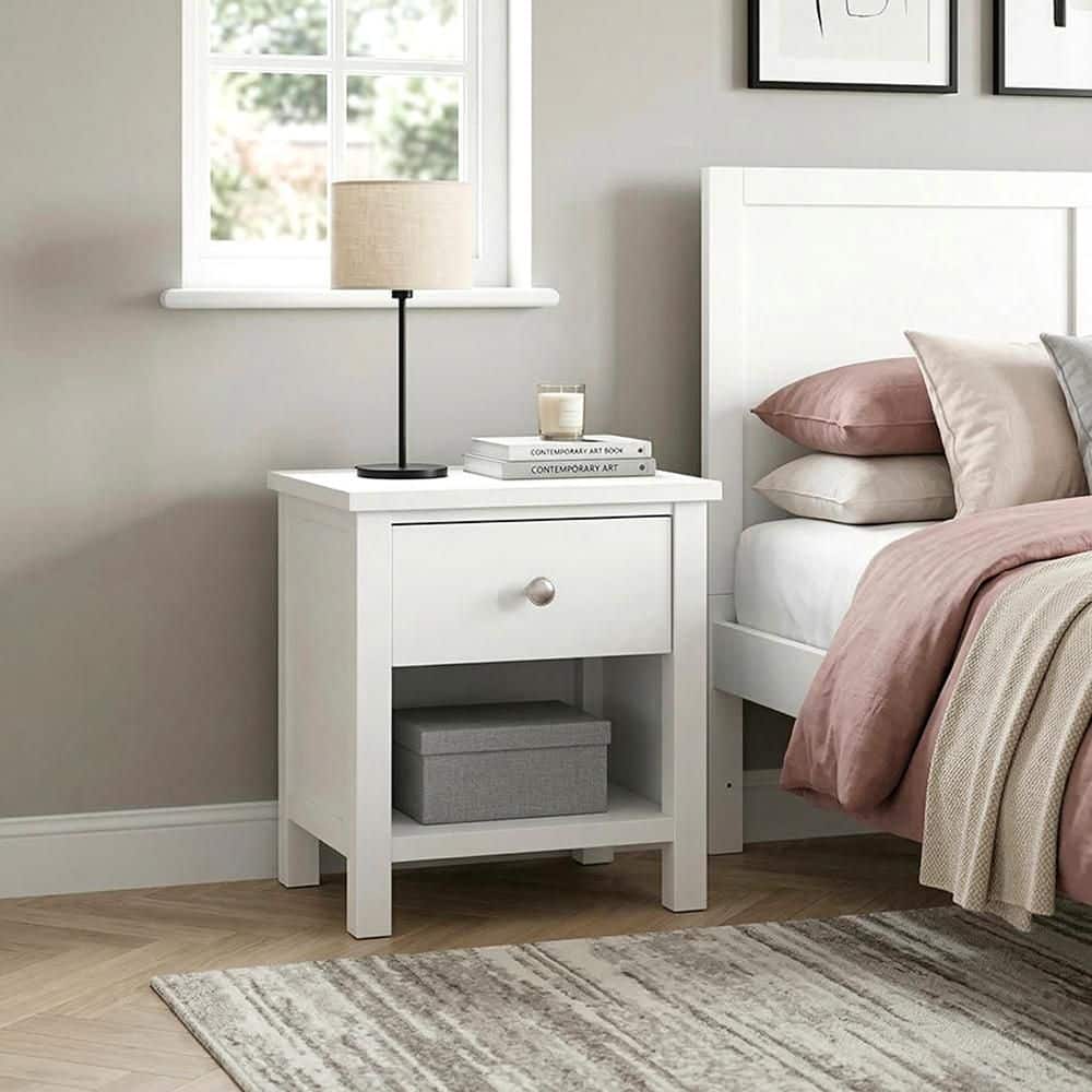 Christina Seewald ホワイト タンクトップ Lazzara Trill White Wood Frame 1 Drawer 20 in. Nightstand B2053W