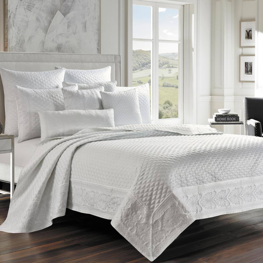 Lincoln White Polyester Full/Queen Coverlet