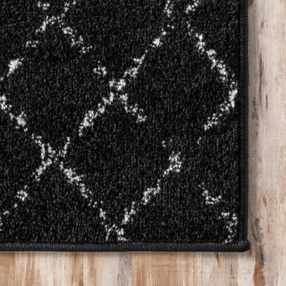 Black and White Moroccan Trellis 5' x 7' Area Rug