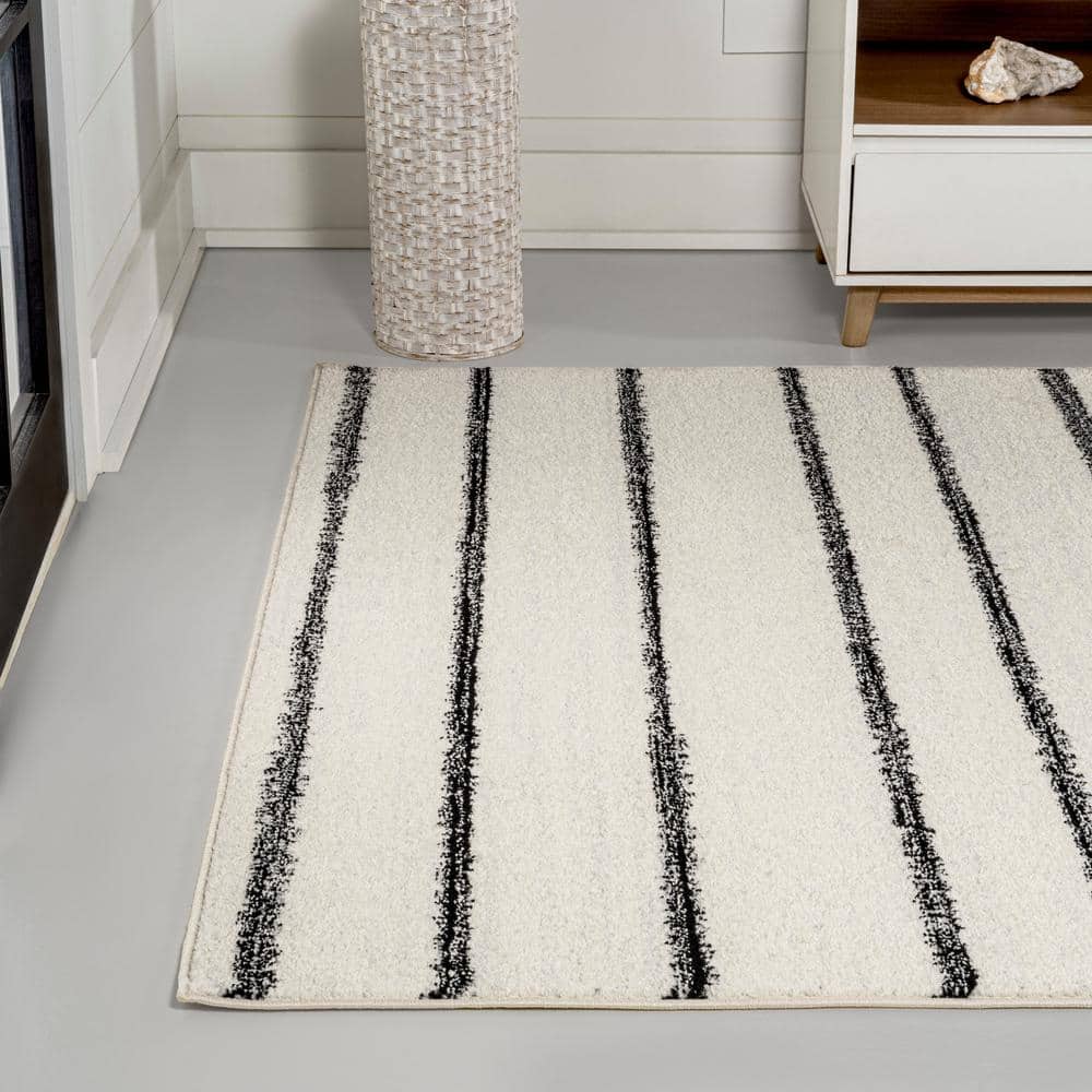 Williamsburg Cream and Black Striped 4' x 6' Synthetic Area Rug