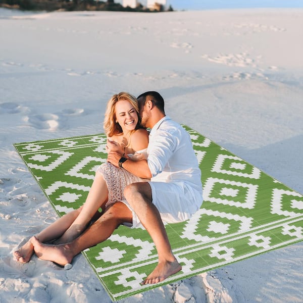 Milan Green and Creme 5 ft. x 7 ft. Folded Reversible Recycled Plastic Indoor/Outdoor Area Rug-Floor Mat