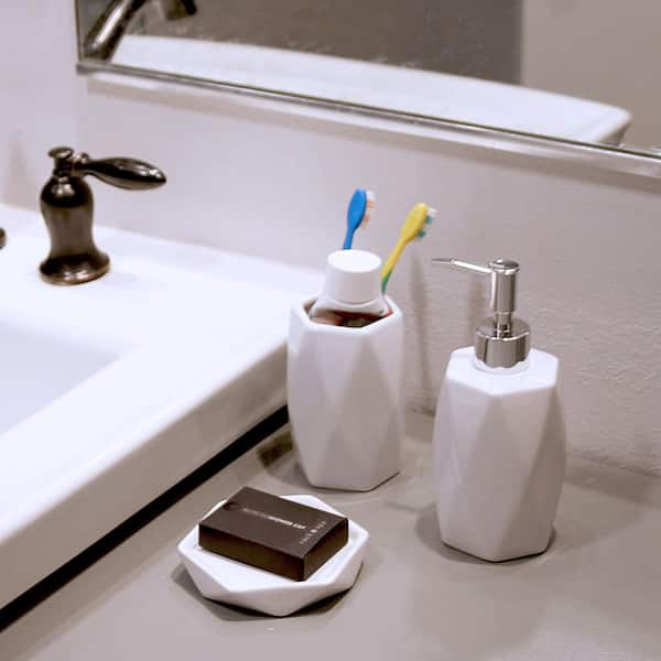 https://images.thdstatic.com/productImages/1470f95b-7b1f-4ad5-bddc-7c9db59fb31b/svn/white-bathroom-accessory-sets-set4diamond6180100-44_600.jpg