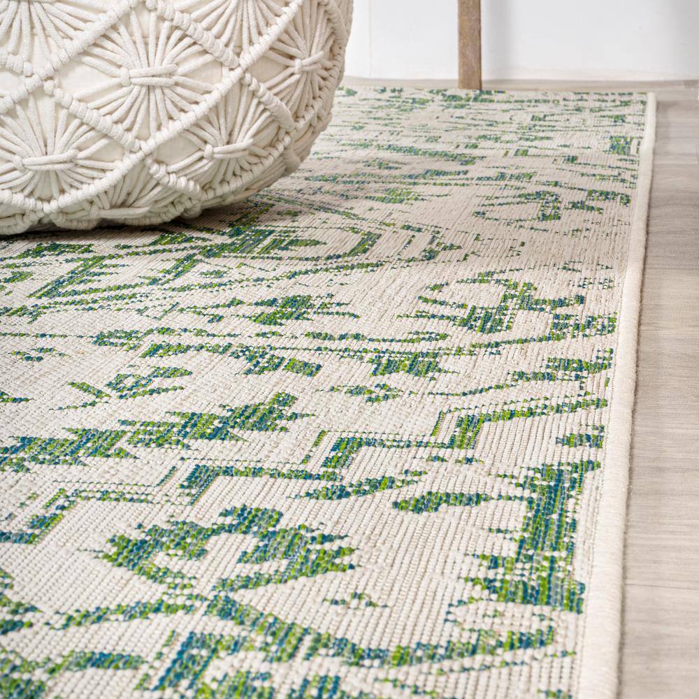 Estrella Green and Cream Synthetic Medallion 4' x 6' Area Rug