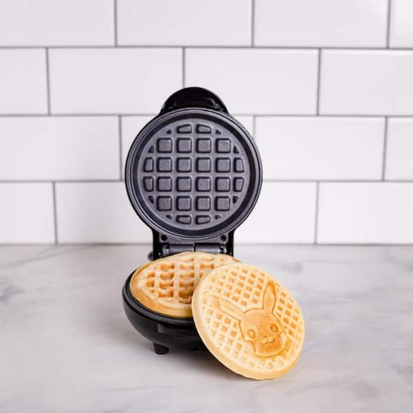 https://images.thdstatic.com/productImages/15d9082d-738e-4a41-944b-833510bb98dd/svn/red-uncanny-brands-waffle-makers-wm3-pok-pi1-44_600.jpg