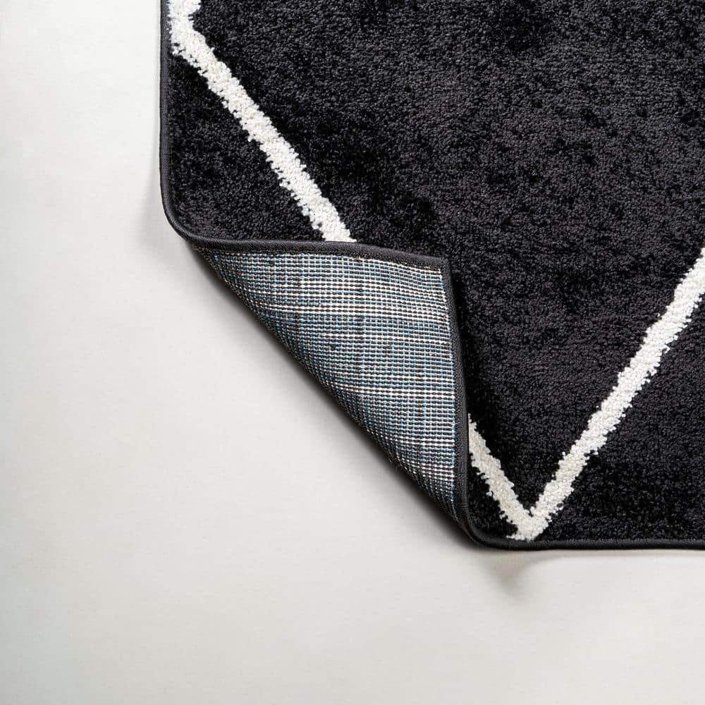 Cole Black and White Diamond Trellis 4' x 6' Area Rug