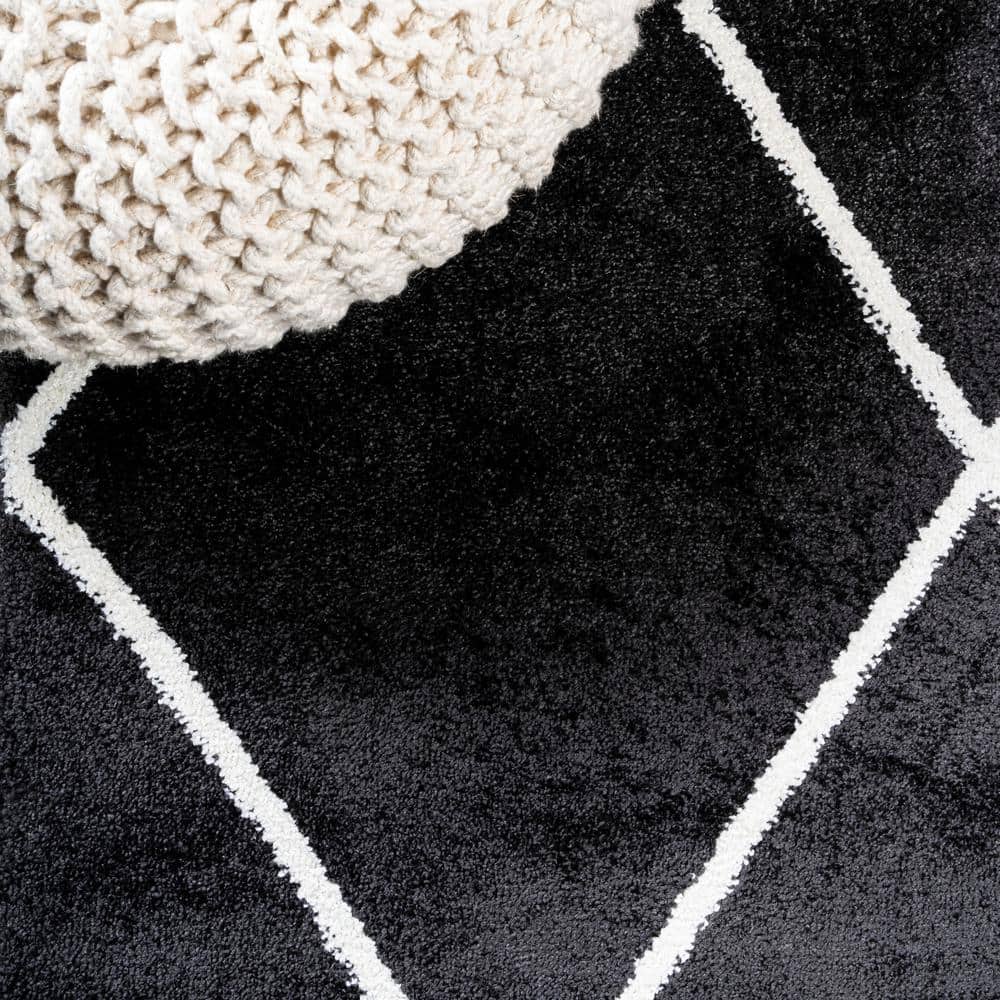 Reversible Diamond Trellis Black/White Synthetic Runner Rug - 2x10 ft