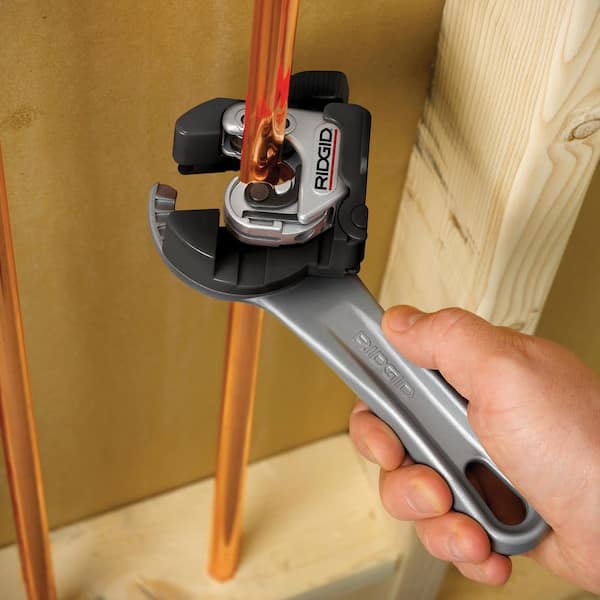 RIDGID 118 2-in-1 Close Quarters AUTOFEED 1/4 in.-1-1/8 in. Metal Tubing  Compact Cutter,Tool with X-CEL Knob for Quick Cutting 32573 - The Home Depot