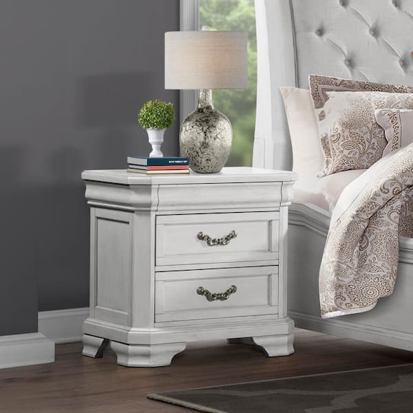 New Classic Furniture Lyndhurst Vintage White 3-Drawer Nightstand