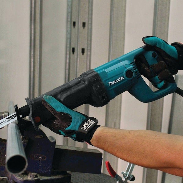 Makita - 11 Amp Corded Variable Speed Reciprocating Saw with Wood Cutting Blade, Metal Cutting Blade and Hard Case