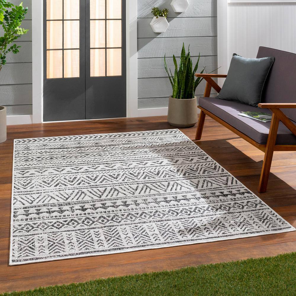 Charcoal and White Oval Synthetic Indoor/Outdoor Area Rug