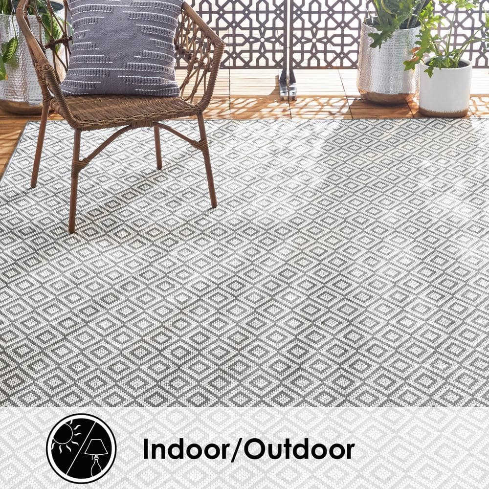 Gray and Cream Diamond Pattern Indoor/Outdoor Rug 8' x 10'