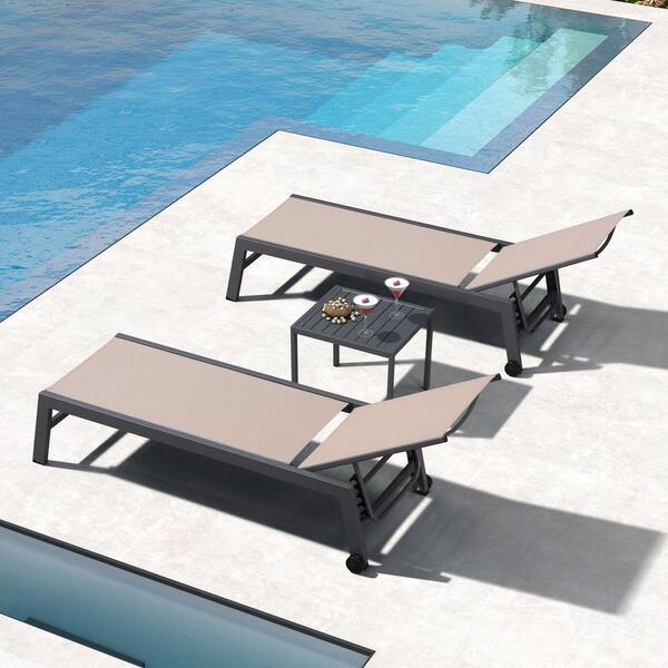 Aluminum Dark Grey Frame Metal Outdoor Chaise Lounge Patio Lounge Chair with Side Table and Wheels, Sand Beige