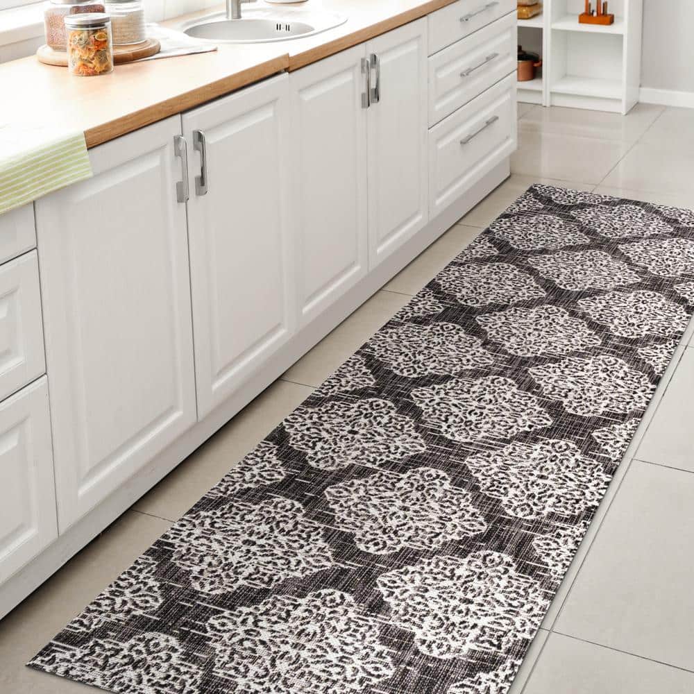 Tuscany Vintage Medallion Black/Ivory Synthetic Area Rug