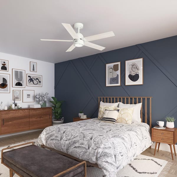 Hunter - Erling 52 in. ENERGY STAR Fresh White Indoor Ceiling Fan with LED Light Kit and Handheld Remote